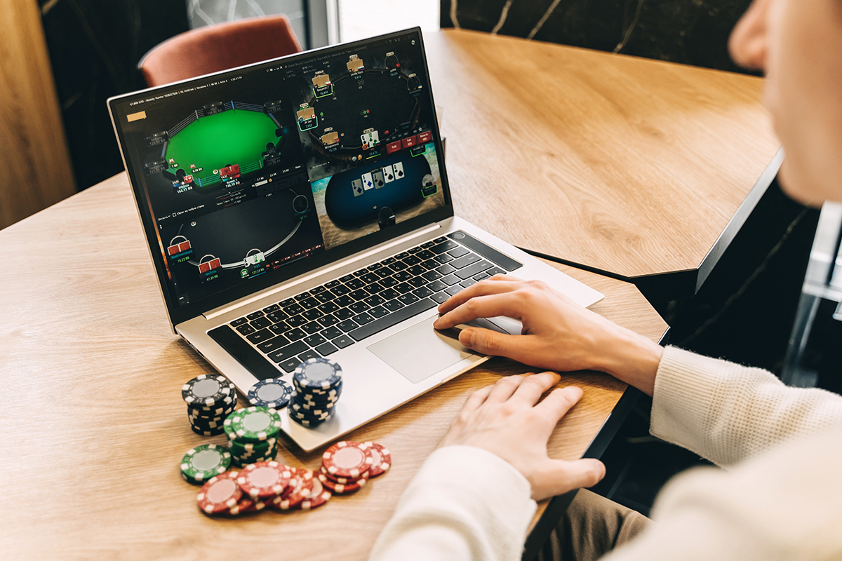 Stół do blackjacka online z kartami i żetonami w kasynie internetowym